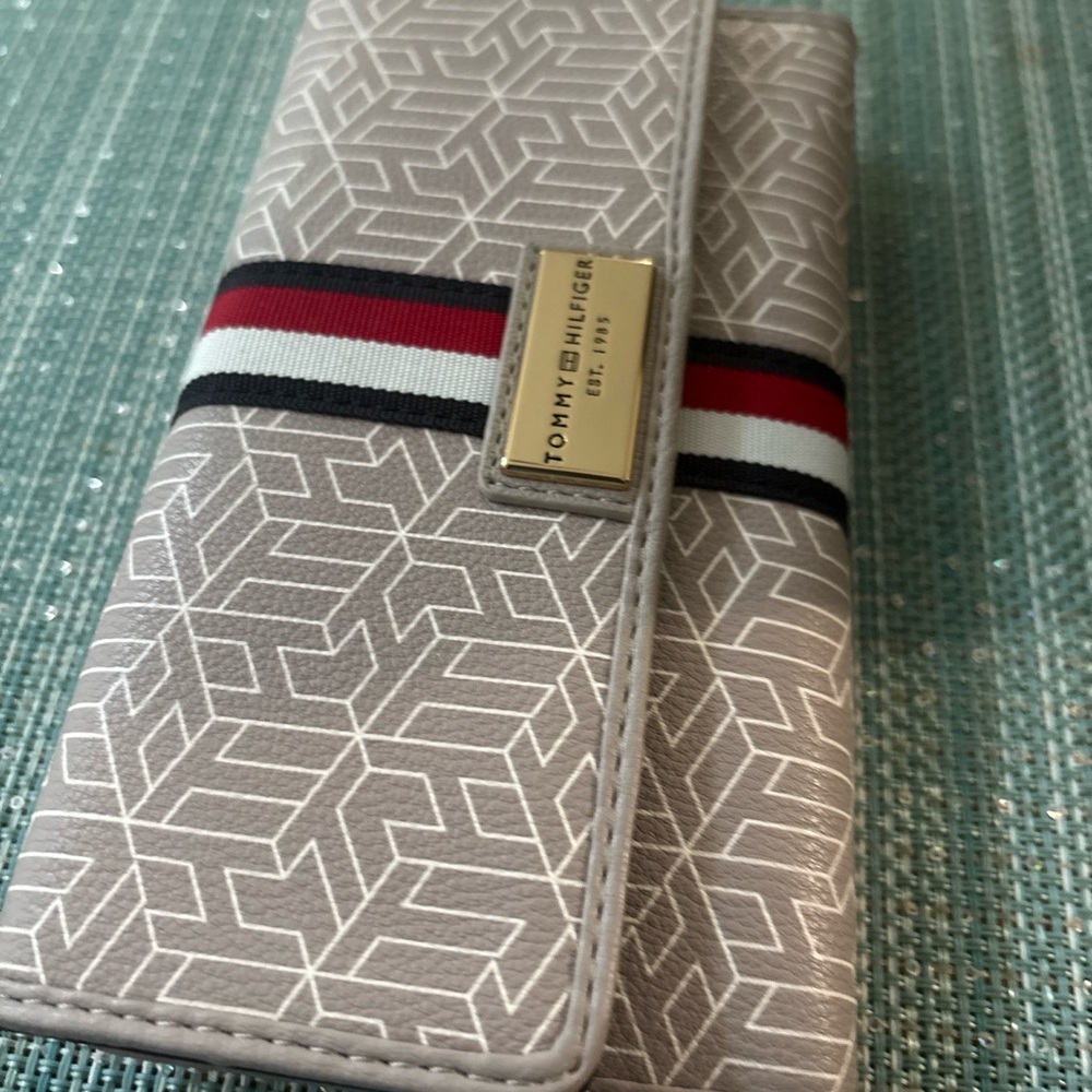 Tommy Hilfiger Geometric Gray Wallet with Red and Black Accents